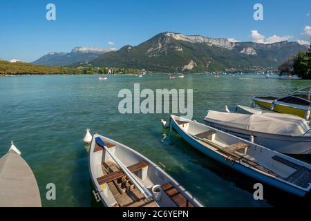 Boote auf dem See Annecy, Departement Haute-Savoie, Auvergne-Rhone-Alpes, Frankreich Stockfoto
