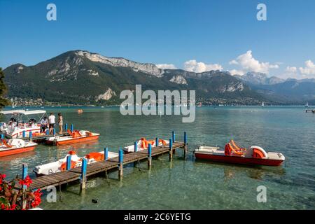 Boote auf dem See Annecy, Departement Haute-Savoie, Auvergne-Rhone-Alpes, Frankreich Stockfoto