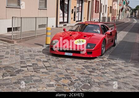 Oldtimer-Sportwagen Ferrari F40 (1980) in Rallye Ferrari Hommage an Mille Miglia, die historische italienische Autorennen, am 19. Mai 2017 in Gatteo, FC, Italien Stockfoto