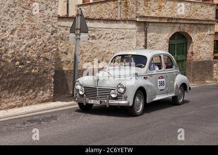 Vintage Peugeot 203 Limousine (1955) beim Oldtimer-Rennen Mille Miglia, am 17. Mai 2014 in Colle di Val d'Elsa, Toskana, Italien Stockfoto