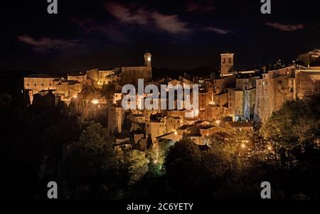 Sorano, Grosseto, Toskana, Italien: Nachtlandschaft der malerischen mittelalterlichen Hügelstadt Stockfoto