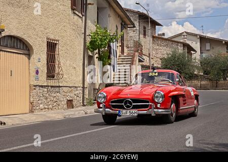 Mercedes-Benz 300 SL Coupé W198 (1955) im Oldtimer-Rennen Mille Miglia, am 17. Mai 2014 in Colle di Val d'Elsa, Toskana, Italien Stockfoto