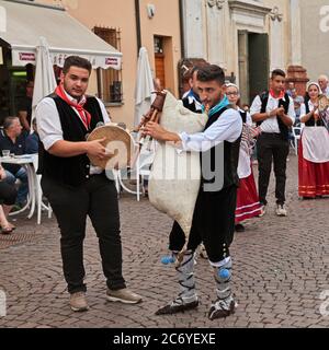 Russi, Ravenna, Italien - 2. August 2015: Musiker des Volksensembles Irizema aus Bova Marina, Kalabrien, Italien, spielen Tarantella mit Tamburin und Ital Stockfoto