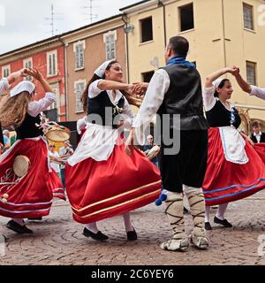 Russi, Ravenna, Italien - 2. August 2015: Volkstanzensemble Irizema aus Bova Marina, Kalabrien, Italien, führt traditionelle Tanz Tarantella in der To Stockfoto