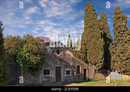 Bolgheri, Livorno, Toskana, Italien: Die alte Kirche von Sant'Antonio in dem Dorf berühmt gemacht durch ein Gedicht von Giosue Carducci Stockfoto