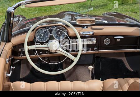 Interieur eines alten Mercedes 190 SL Cabrio W121 im Oldtimer Treffen 15. Auto Moto raduno, am 25. April 2015 in Piangipane, RA, Italien Stockfoto