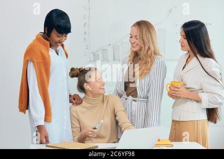 Kreative weibliche Führungskräfte, weibliche Teamarbeit verschiedener Menschen im modernen White Office mit Laptop. Erfolg hängt von Zweisamkeit und Teamwork ab Stockfoto