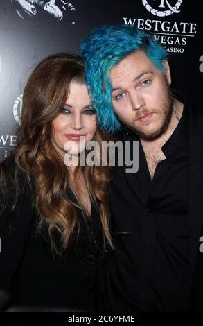 12. Juli 2020 - Benjamin Keough, Sohn von Lisa Marie Presley und Enkel von Elvis Presley, tot um 27 Uhr nach Selbstmord. Datei Foto: 23 April 2015 - Las Vegas, Nevada - Lisa Marie Presley, Benjamin Keough. Red Carpet Premiere der "Elvis Experience" Musical Produktion im Westgate Las Vegas Resort und Casino. Bildnachweis: MJT/AdMedia/MediaPunch Stockfoto