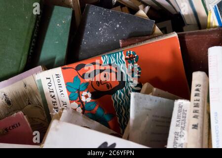 Ein Haufen alter, weggeworfene Bücher in den Sommerresidenz der Writer's Guild der kommunistischen Ära. Das Design ist modern, ca. 1950-1960. In Nida, Curonia Stockfoto