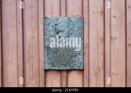 Die Gedenktafel für den deutschen Schriftsteller Thomas Mann in seinem Sommerhaus. In Nida, Kurische Nehrung, Litauen. Stockfoto