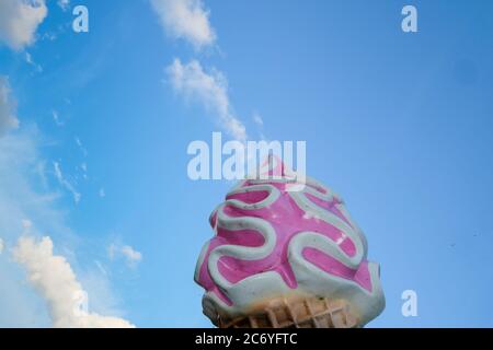 Eine riesige, pinke Plastik-Eiskegel-Skulptur. In Nida, Kurische Nehrung, Litauen. Stockfoto