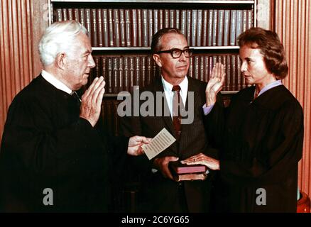 Sandra Day O'Connor, rechts, wird am 25. September 1981 vom Oberrichter der Vereinigten Staaten, Warren Burger, links, beim Obersten Gerichtshof der Vereinigten Staaten in Washington, D.C. als Associate Justice des Obersten Gerichtshofs der Vereinigten Staaten vereidigt. Ihr Mann John O'Connor, Mitte, schaut zu. Justice O'Connor ist die erste Frau am Obersten Gerichtshof und ersetzt Potter Stewart.Pflichtangabe: Michael Evans / White House via CNP / MediaPunch Stockfoto