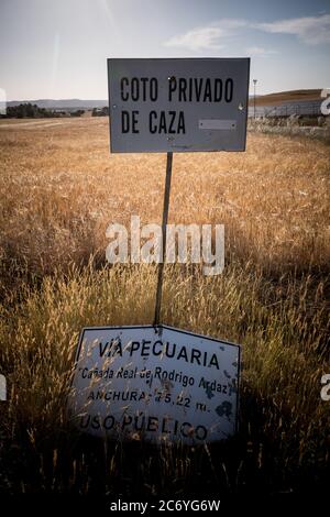 Privates Jagdrevier Zeichen und Zeichen aus der Cañada Real auf dem Boden in der Nähe von Cuenca, Spanien. Datum: 25-06-2016. Fotograf: Xabier Mikel Laburu. Die transhumanz Wanderung dauert Enrique Belinchon, seinem Cousin Alejandro Belinchon, sein Sohn Aitor Belinchon und deren Freund Juan Ahufinger, ihre Herden von Schafen zusammen 400 Km Albarracín Berge in Teruel für den Sommer weiden. Stockfoto