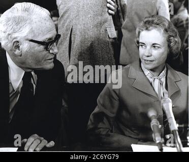 Richterin Sandra Day O'Connor, rechts, vom Berufungsgericht in Arizona, der Nominierte des US-Präsidenten Ronald Reagan als Associate Justice des Obersten Gerichtshofs, der Potter Stewart ersetzen soll, der pensioniert ist, wird dem Justizausschuss des US-Senats für ihre Bestätigungsverhandlung durch US-Senator Barry M. Goldwater vorgestellt (Republikaner von Arizona) in Washington, DC am 9. September 1981. Richter O'Connor ist die erste Frau, die jemals für einen Sitz am Obersten Gerichtshof der USA nominiert wurde. Quelle: Joe Silverman / CNP / MediaPunch Stockfoto