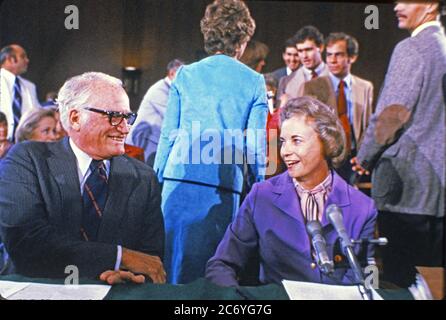 Richterin Sandra Day O'Connor, rechts, vom Berufungsgericht in Arizona, der Nominierte des US-Präsidenten Ronald Reagan als Associate Justice des Obersten Gerichtshofs, der Potter Stewart ersetzen soll, der pensioniert ist, wird dem Justizausschuss des US-Senats für ihre Bestätigungsverhandlung durch US-Senator Barry M. Goldwater vorgestellt (Republikaner von Arizona) in Washington, DC am 9. September 1981. Richter O'Connor ist die erste Frau, die jemals für einen Sitz am Obersten Gerichtshof der USA nominiert wurde. Quelle: Joe Silverman / CNP / MediaPunch Stockfoto