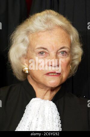 Associate Justice des Obersten Gerichtshofs der Vereinigten Staaten Sandra Day O'Connor stellt während einer Gruppenportrait-Sitzung mit den Mitgliedern des Obersten Gerichtshofs der Vereinigten Staaten am 5. Dezember 2003 im Supreme Court Building in Washington, DC, vor. O'Connor hat als erste Frau am hohen Gericht Geschichte geschrieben, als der ehemalige US-Präsident Ronald Reagan sie ernannte. Sie nahm ihren Platz am 25. September 1981 ein. Kredit: Mark Wilson / Pool über CNP / MediaPunch Stockfoto