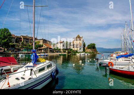 Hafen in Yvoire mit der Bezeichnung Les Plus Beaux Villages de France. See Leman, Departement Haute Savoie, Auvergne-Rhone-Alpes. Frankreich. Stockfoto