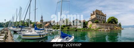 Hafen in Yvoire mit der Bezeichnung Les Plus Beaux Villages de France. See Leman, Departement Haute Savoie, Auvergne-Rhone-Alpes. Frankreich. Stockfoto