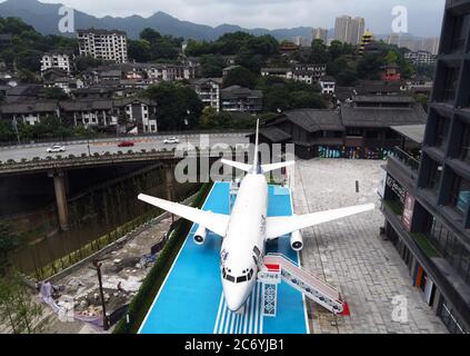 Eine Luftaufnahme eines pensionierten Boeing 737-Flugzeugs, das zu einer Bar umgebaut wird, damit Touristen Freizeit sparen und simulierten Flugzeugdrivin ausprobieren können Stockfoto