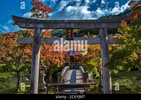 Torii in Eikan-dō Zenrin-ji, Eikando Tempelgärten, Kyoto, Japan Stockfoto