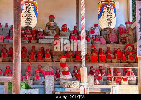 Buddhistische Jizo Statuen Parade in Kiyomizu-dera, UNESCO-Weltkulturerbe, Kyoto, Japan Stockfoto