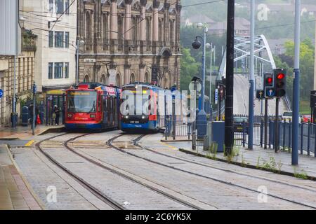 8. Juli 2021 EIN vorbeifahrender Stagecoach Supertram beginnt an einem nebligen Tag den steilen Hügel an der Commercial Street, Sheffield England zu erklimmen. Dies ist eines von A Stockfoto