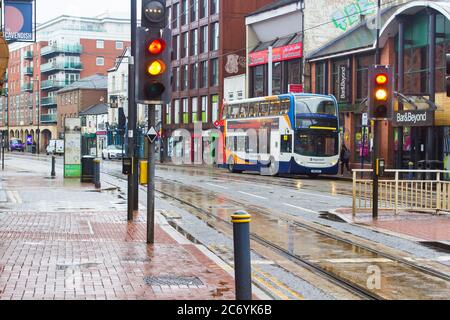 8. Juli 2021 ein nach außen gebundener Doppelstockbus Stagecoach auf der leeren Glossop Road in Sheffield an einem vereißbaren nassen Tag während der Covid-Krise 19 Stockfoto