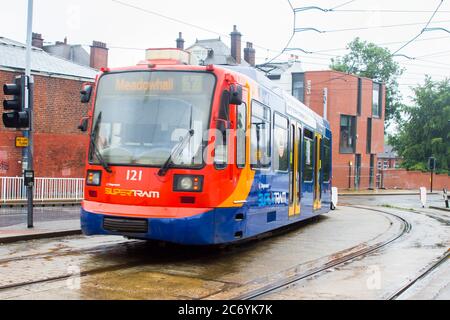 8. Juli 2021 Diese nach innen gebundene Sheffield Stagecoach Supertram an einem Halt an einem feuchten nebligen Tag ist eine von einer Flotte von Siemens-Duewag Supertrams in Betrieb Stockfoto