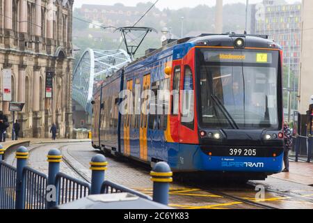 8. Juli 2021 Diese nach außen gerichtete Sheffield Stagecoach Supertram klettert an einem feuchten nebligen Tag den steilen Hügel auf der Commercial Street. Dies ist eine der Flotte von Stockfoto