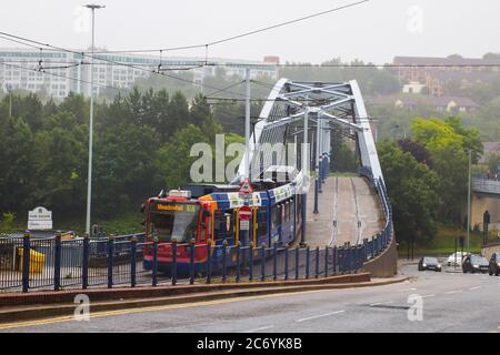 8. Juli 2021 Diese Stagecoach Supertram überquert die Bow String Arch Brücke am Park Square in Sheffield England an einem feuchten nebligen Tag. Das ist Stockfoto