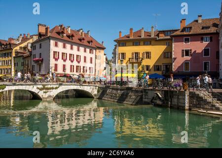 Kanal und Brücke auf dem Fluss Thiou, Annecy Stadt. Departement Haute Savoie, Auvergne-Rhone-Alpes. Frankreich Stockfoto