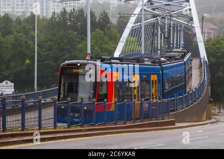 8. Juli 2021 Diese Stagecoach Supertram überquert die Bow String Arch Brücke am Park Square in Sheffield England an einem feuchten nebligen Tag. Das ist Stockfoto