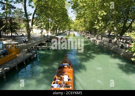 Boote auf dem Canal du Vasse, Annecy, Französische Alpen, Departement Haute Savoie, Auvergne-Rhone-Alpes, Frankreich Stockfoto