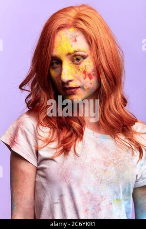 Gut aussehende Mädchen hat für Halloween-Party vorbereitet. Isolierte blauen Hintergrund, Studio-Schuss, benutzerdefinierte, Tradition, Subkultur Stockfoto