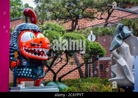 Seoul, Südkorea - 1. Juni 2014, das Maskottchen Rote Monster in Korea Rüstungsstatus steht und erforscht eine Menge Blasen aus seinem Mund neben der Stockfoto