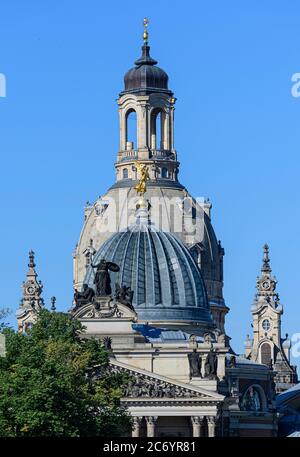 Dresden, Deutschland. Juli 2020. Blick auf die historische Altstadt mit der Kuppel der Akademie der Künste (vorne) und der Frauenkirche am Morgen gegen blauen Himmel. Quelle: Robert Michael/dpa-Zentralbild/ZB/dpa/Alamy Live News Stockfoto