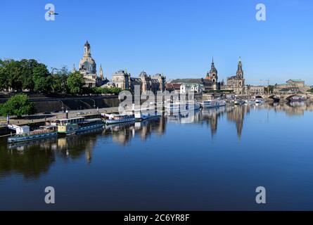 Dresden, Deutschland. Juli 2020. Blick auf die historische Altstadt mit der Kuppel der Akademie der Künste (l-r), der Frauenkirche, der Akademie der Künste, der Brühlschen Terrasse, dem Ständehaus, dem Hausmannsturm, der Hofkirche und der Semperoper am Morgen. Im Vordergrund sind die Schiffe der Sächsischen Dampfschiffahrt auf der Terasse angedockt. Quelle: Robert Michael/dpa-Zentralbild/ZB/dpa/Alamy Live News Stockfoto