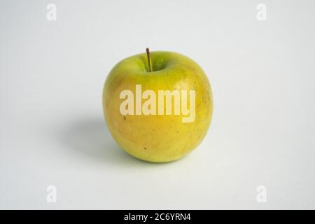 Grün-gelber Apfel auf weißem Hintergrund. Obst isolieren Stockfoto