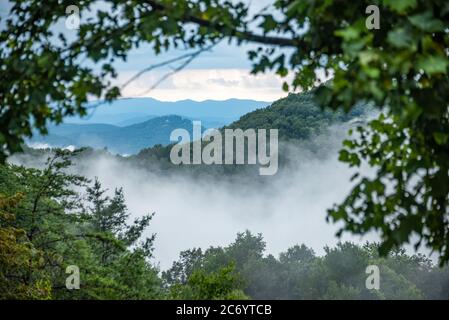 Blue Ridge Mountains malerische Landschaft mit tief liegenden Wolken, die durch Bergtäler in den North Georgia Mountains driften und klettern. (USA) Stockfoto