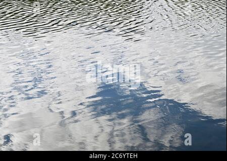 Wolkenreflexionen auf dem Fluss Cray, Footscray Meadows, Sidcup, Kent. GROSSBRITANNIEN Stockfoto