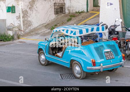 Schönes Fiat 600 vintage blau Cabriolet im historischen Zentrum von Porto Ercole, Toskana, Italien Stockfoto