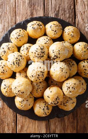 Tambun Kekse oder Tausa Pia oder Mung Bean Gebäck Nahaufnahme auf dem Tisch. Vertikale Draufsicht von oben Stockfoto