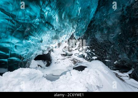 Blaues kristallklares Eis in der Eishöhle, Vatnajokull Gletscher, Island Stockfoto