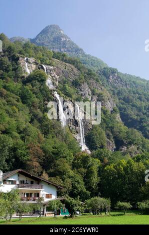 Europa, Italien, Lombardei, Sondrio, Chiavenna - Wasserfälle von Acquafraggia Stockfoto