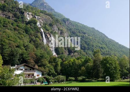 Europa, Italien, Lombardei, Sondrio, Chiavenna - Wasserfälle von Acquafraggia Stockfoto