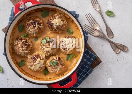 Fleischbällchen mit Kohl und Reis Stockfoto