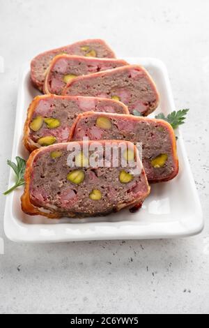Köstliche Terrine mit Hackfleisch, Schinken und Pistazien Stockfoto