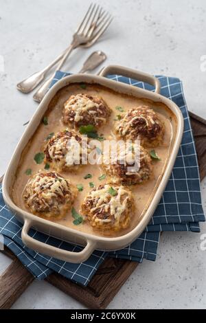 Fleischbällchen mit Kohl und Reis Stockfoto