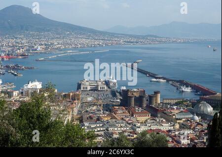 Europa, Italien, Kampanien, Neapel, Panorama der Stadt und Vesuv von Castel Sant'Elmo al Vomero aus gesehen. Stockfoto