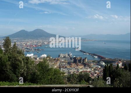 Europa, Italien, Kampanien, Neapel, Panorama der Stadt und Vesuv von Castel Sant'Elmo al Vomero aus gesehen. Stockfoto